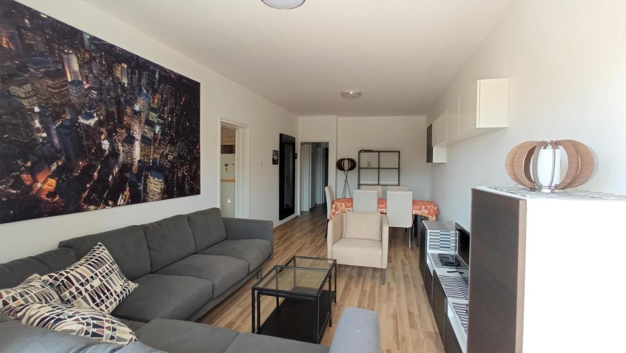 5 Min To The Beach Holiday Shared Apartment Incl Netflix - Private Room In 3 Bdr Apt Larnaca Exterior photo