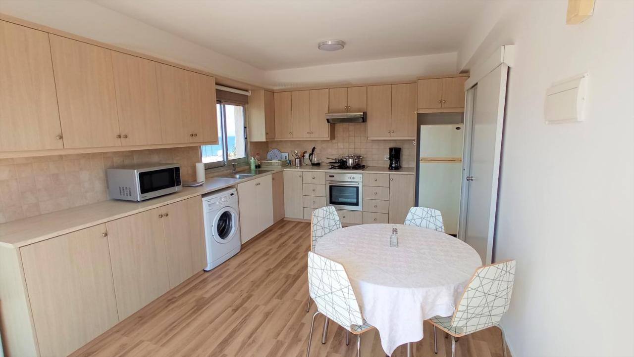 5 Min To The Beach Holiday Shared Apartment Incl Netflix - Private Room In 3 Bdr Apt Larnaca Exterior photo